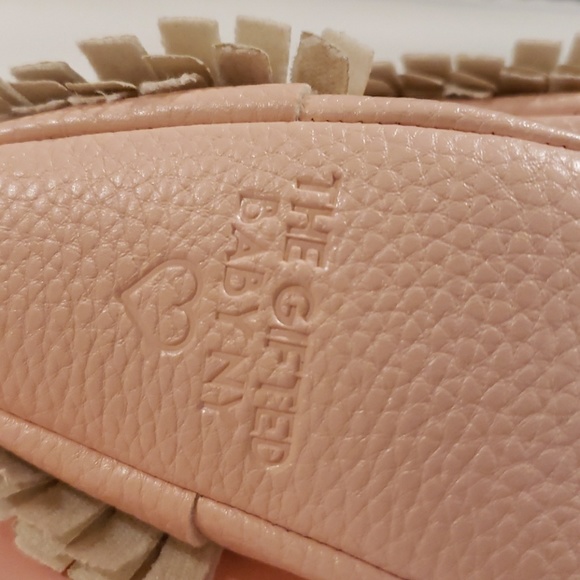 Pink baby shoes with grey faux fur pom pom - Picture 3 of 5